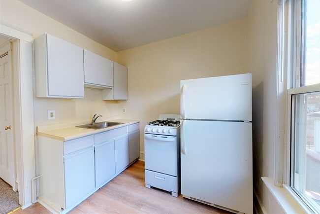 Building Photo - 34 Crescent 4 Crescent