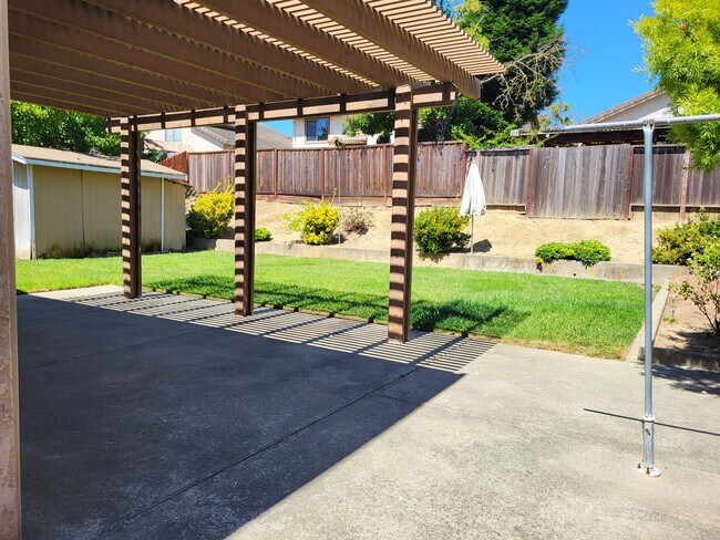 Building Photo - 125 Serpentine Dr
