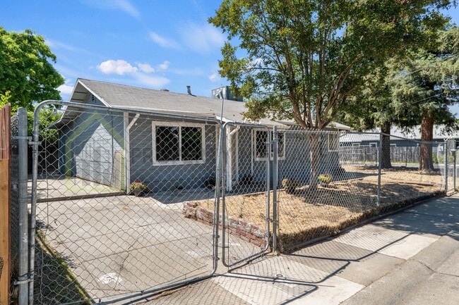 Building Photo - Updated 3-Bed, 2-Bath Bungalow on Spacious...