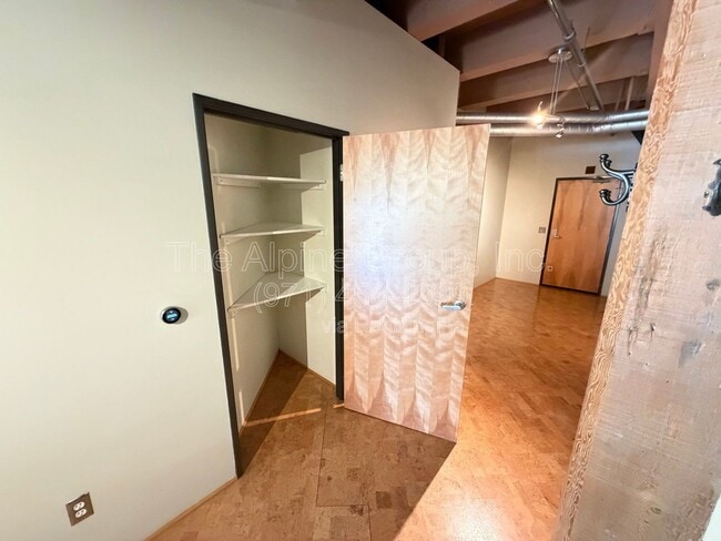 Building Photo - 1420 NW Lovejoy St