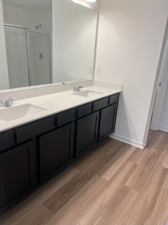 Building Photo - Bright & Modern 3-Bedroom Townhome in a Prime Triangle Location!