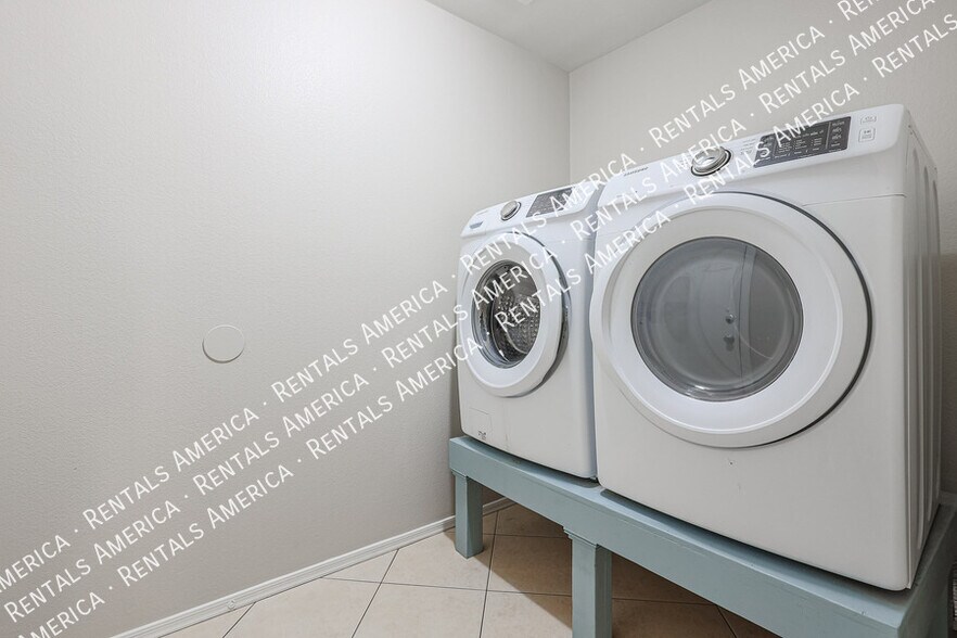 Building Photo - 11802 W Columbine Dr