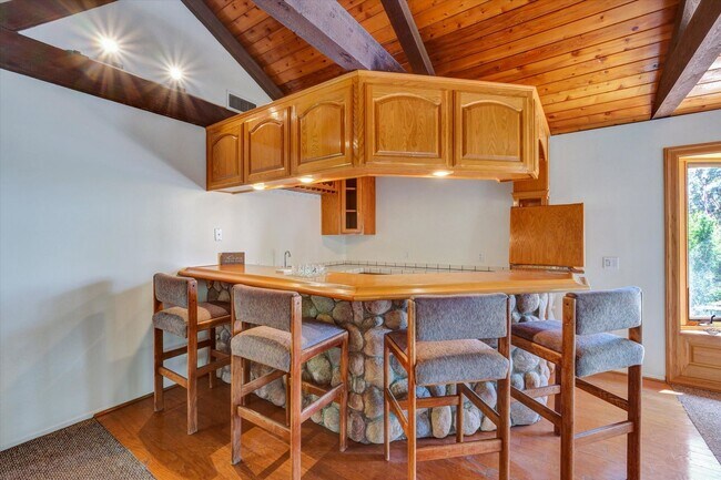 Building Photo - 5-Bedroom Home in Desirable Friendly Hills...