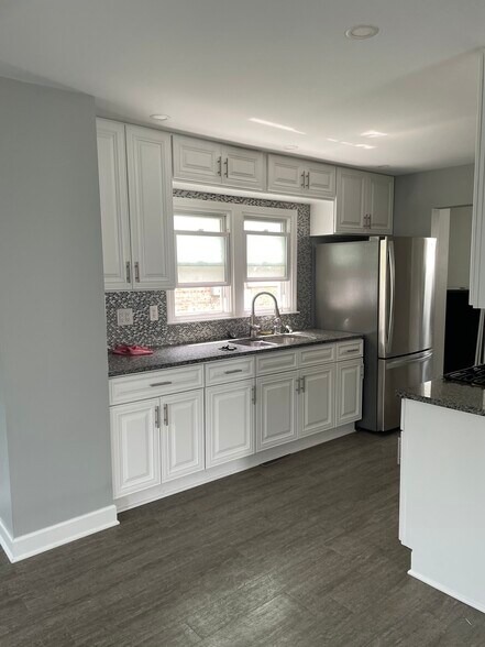 Building Photo - 4926 S Lotus Ave