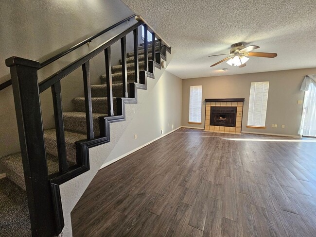 Building Photo - (2) Bed/(1.5) Bath Townhome Available NOW!