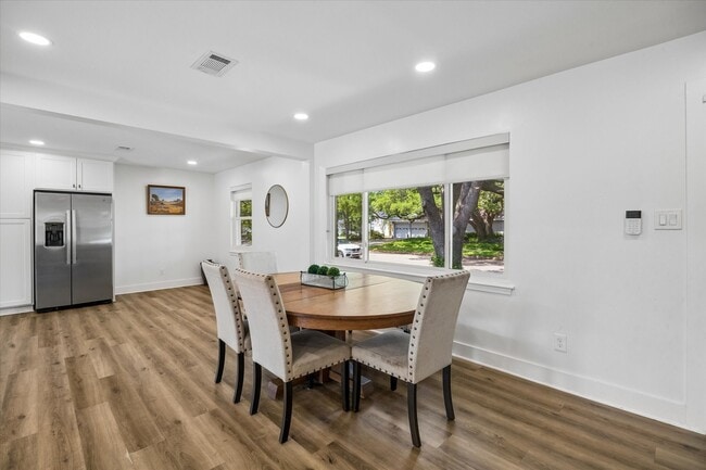 Building Photo - 5311 Hialeah Dr