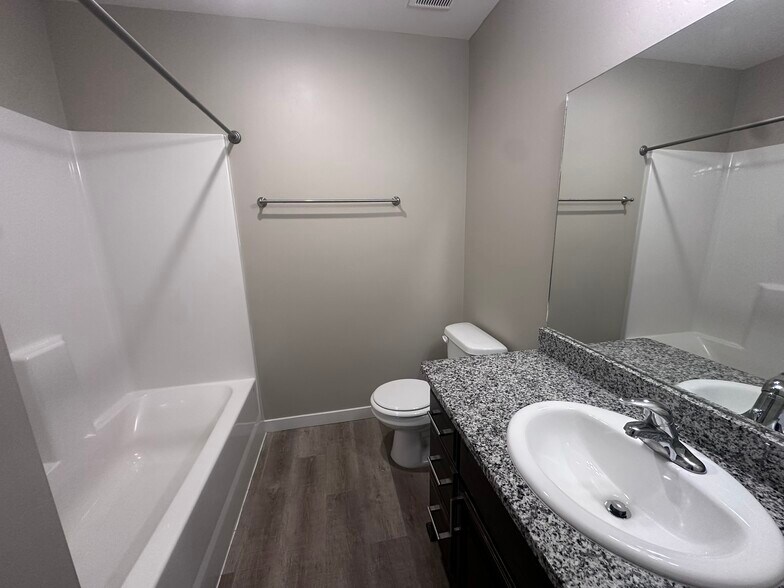 Building Photo - 550 Trails End