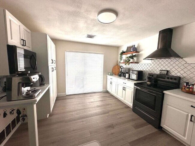 Building Photo - 2563 S Peninsula Dr