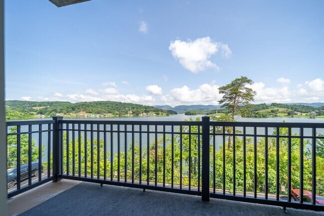 Building Photo - Lakefront Condo for Rent | 2 Bed, 2 Bath |...