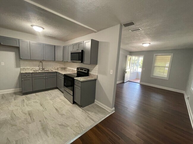 Building Photo - 4/2 Single Family Home : Available Now!