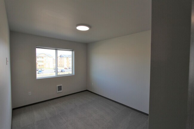 Building Photo - Modern design 3 bed, 2.5 bath duplex