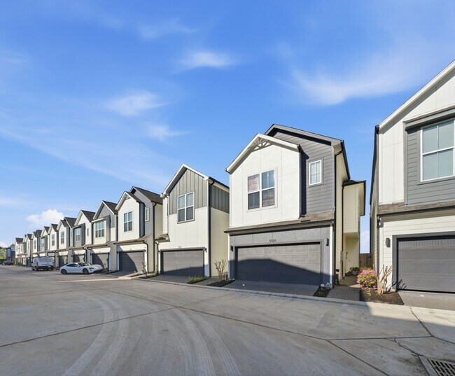 Building Photo - 5929 Haring Ln