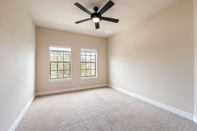 Building Photo - Luxurious 4 bedrooms 3 bathrooms home in L...