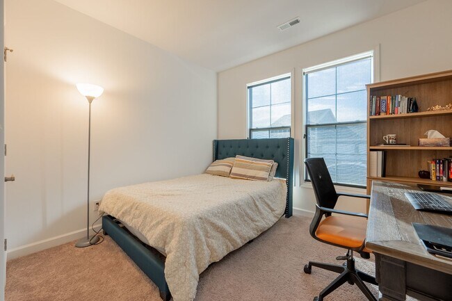 Building Photo - Modern Home with Open Floor Plan in Blacksburg