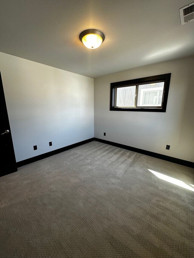 Building Photo - Gorgeous modern 5 bedroom - Minutes from MSU!