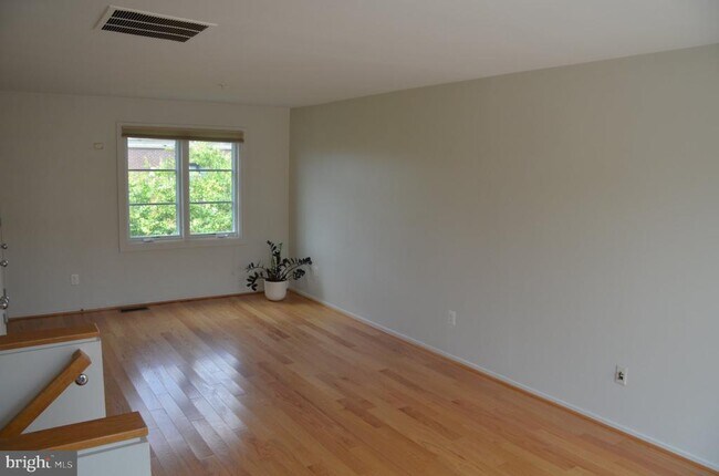 Building Photo - 708 N Henry St