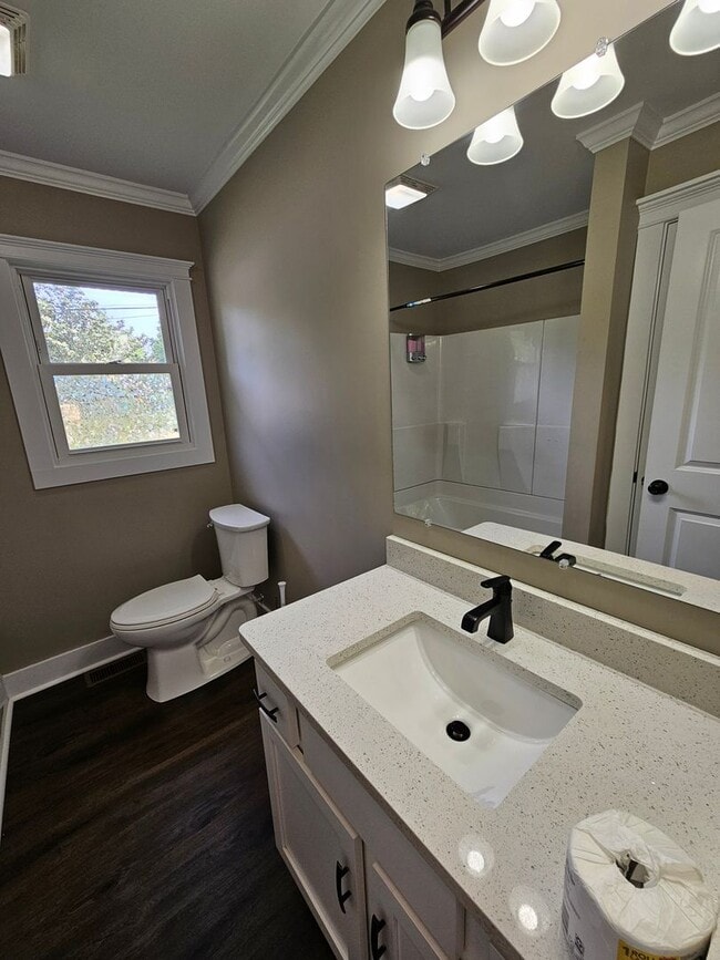 Building Photo - Well Maintained 3 Bedroom Home In The City