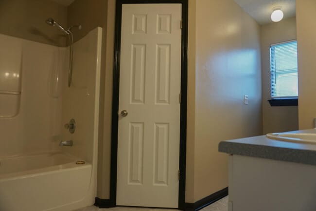 Building Photo - 322 Apple Dr