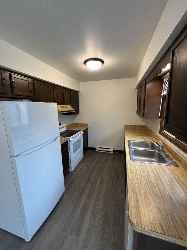 Building Photo - New Listing!