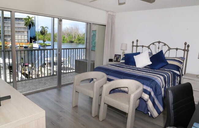 Building Photo - 1537 E Hillsboro Blvd