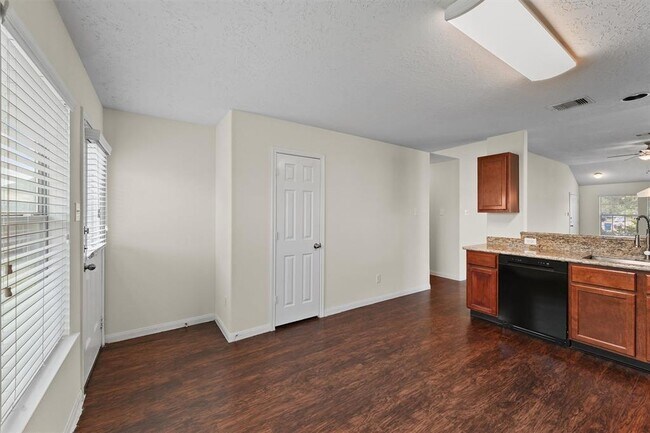 Building Photo - 2611 Verano Dr