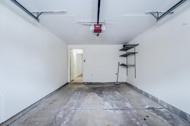 Building Photo - 120 W Oakbrook Dr