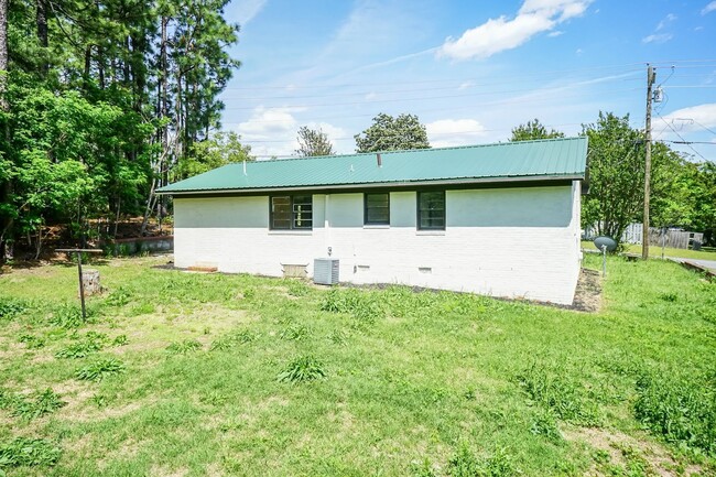 Building Photo - Four Bedroom Home!