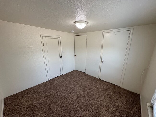 Building Photo - Dinuba Home Rent Ready !