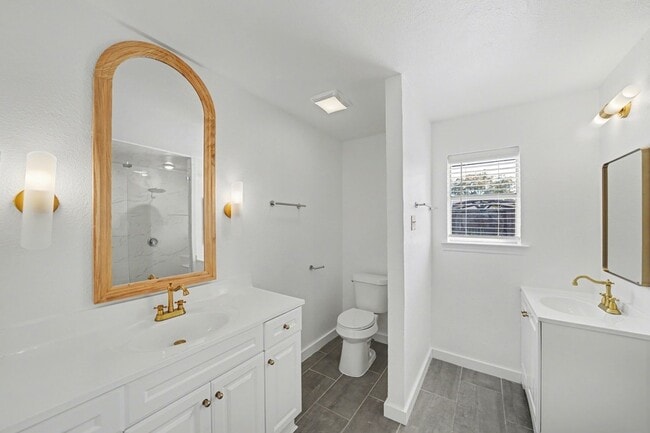 Building Photo - 3204 Lynbrook Dr