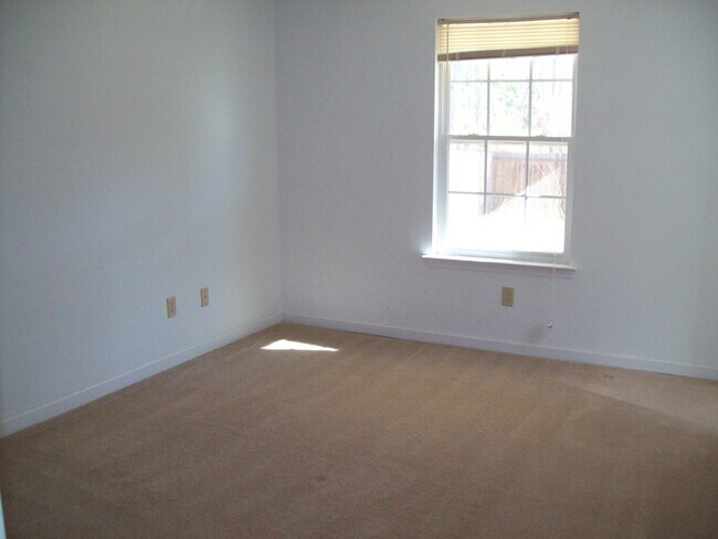 Building Photo - Duplex For Rent