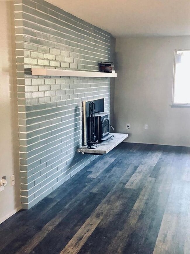 Building Photo - Townhouse in Desirable University Place Ne...