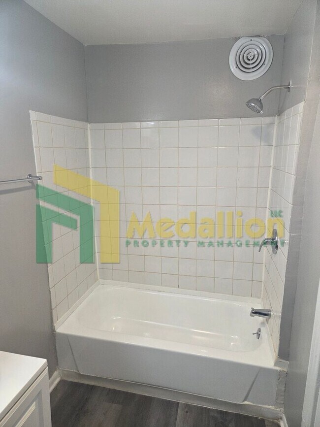 Building Photo - Spacious Studio with Hardwood Floors and Stainless Steel Appliances – Prime Milwaukee Ave Location
