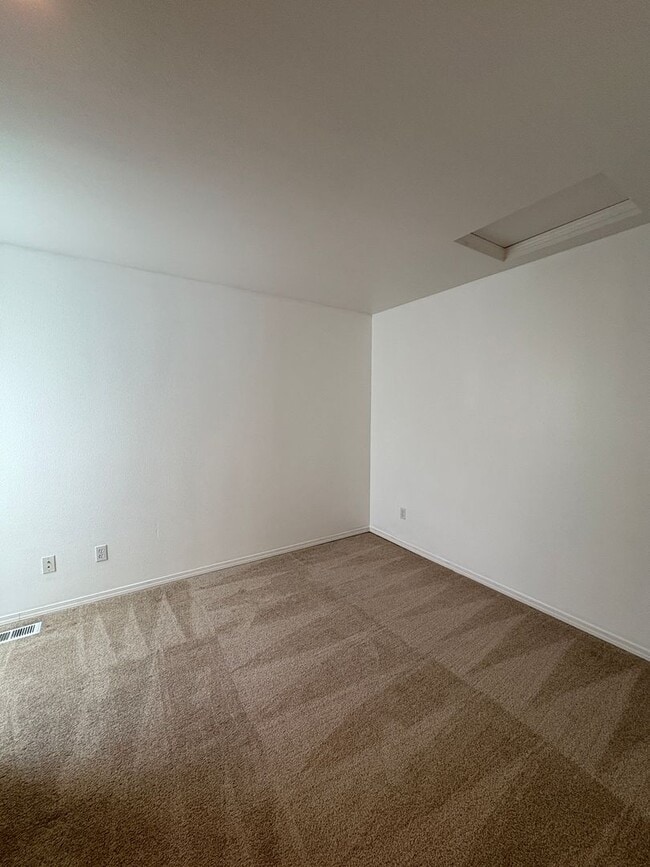 Building Photo - Available now- Beautiful like-new rental i...