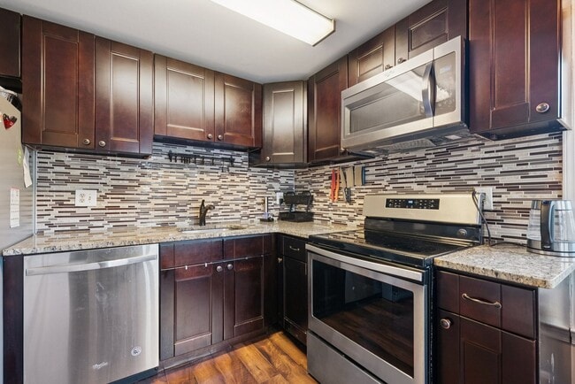 Building Photo - Welcome home to this beautifully updated end-unit townhome in the heart of Kingstowne — one of No...