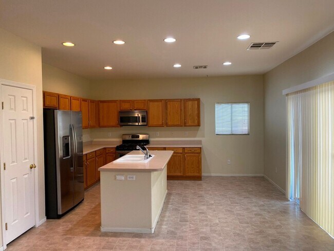 Building Photo - Beautiful & spacious home on an oversized ...