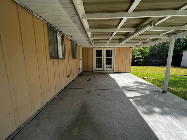 Building Photo - 3 Bedroom, 1.5 Bathroom, Brick Home with y...