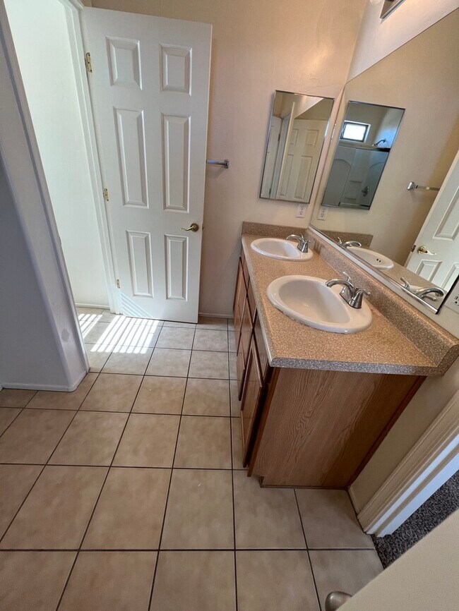 Building Photo - HOUSE FOR RENT