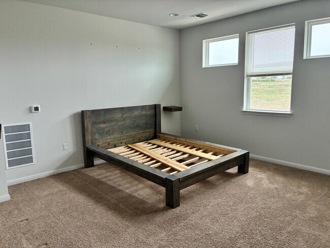 Building Photo - Elegant 6 BR 5 BA Home with Modern Amenities