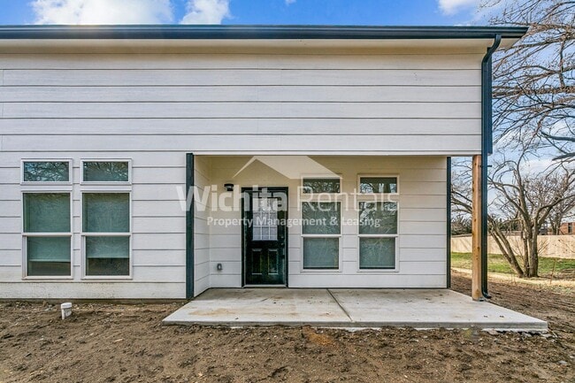 Building Photo - 1342-1342 S 143rd St E