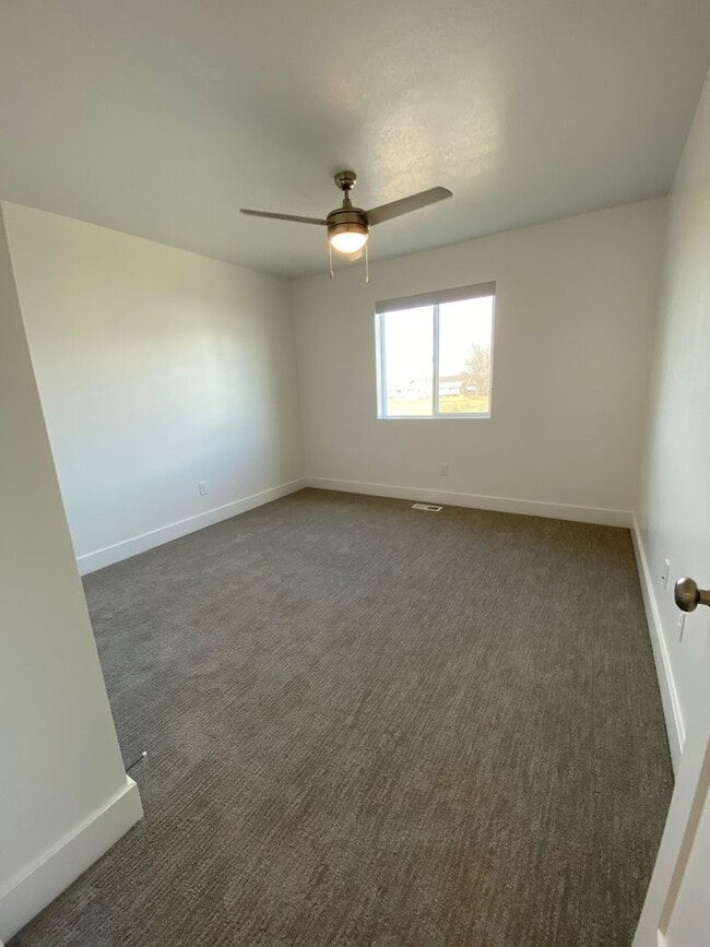 Building Photo - Beautiful 3 Bed, 2.5 Town Home! Available ...