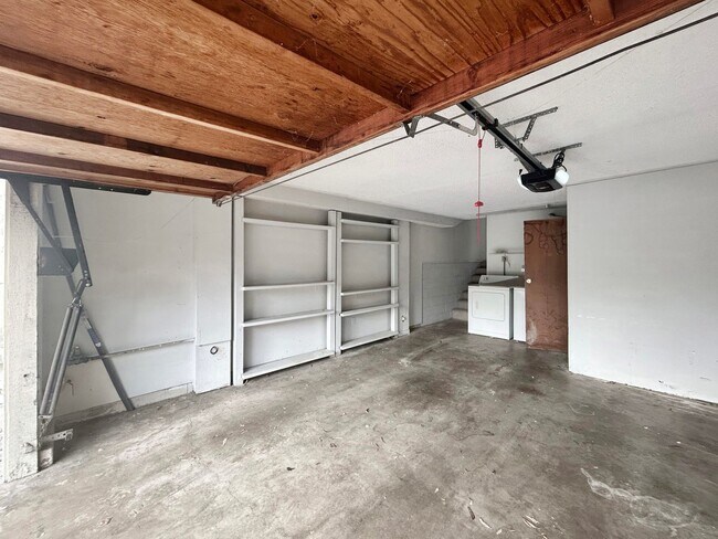 Building Photo - Beautiful 3BD/3BA W/ Attached Garage and I...