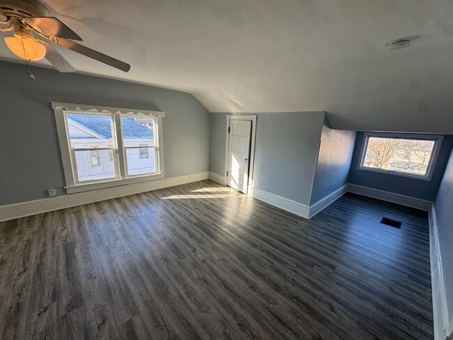 Building Photo - 602 E Grove St