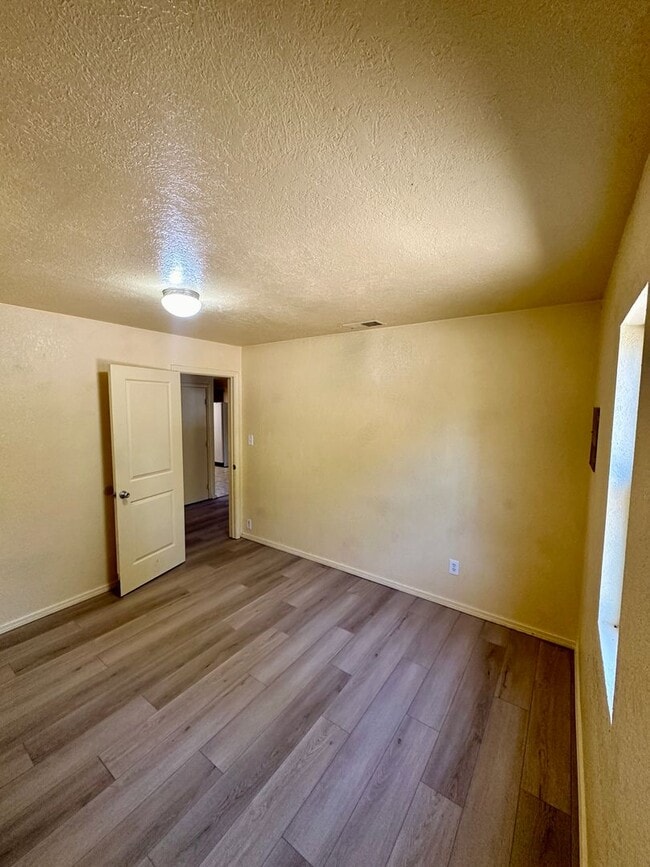 Building Photo - 3 Bedroom Home Ready to Rent