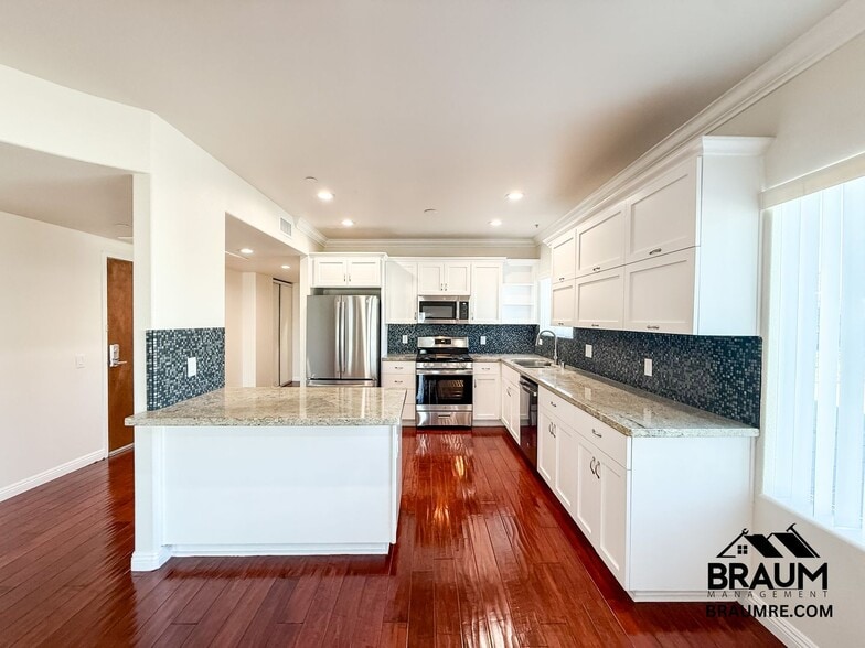 Building Photo - 332 S Virgil Ave