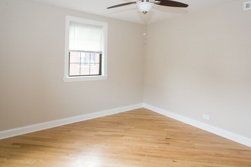 Building Photo - 946 Green Bay Rd