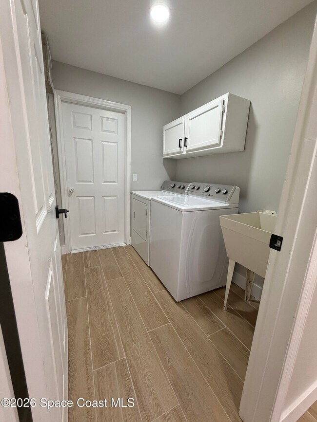 Building Photo - 845 Juniper Cir