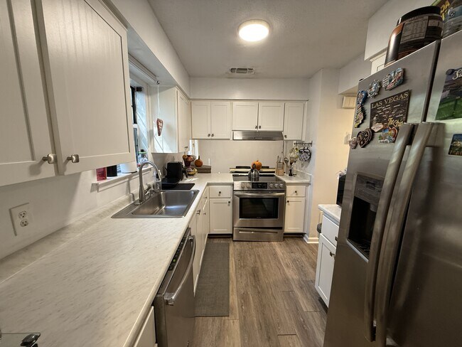 Building Photo - 151 Holland Park Cir