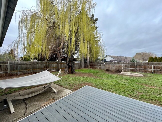 Building Photo - Charming 4 Bedroom Home with Fully Fenced Yard