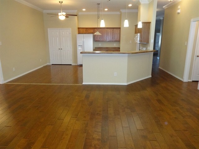 Building Photo - 915 Hidden Oaks Dr