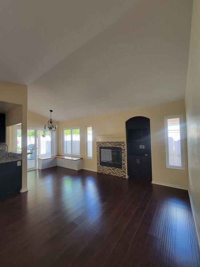 Building Photo - Beautiful 3 Bedroom, 2.5 Bathroom Home wit...